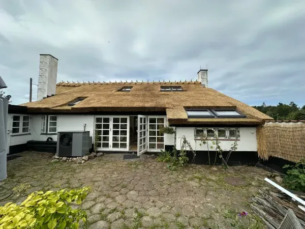 budynek-z-dachem-trzcinowym-77