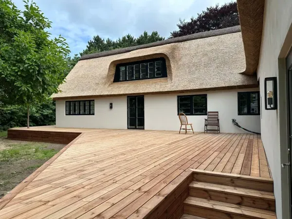 budynek-z-dachem-trzcinowym-79