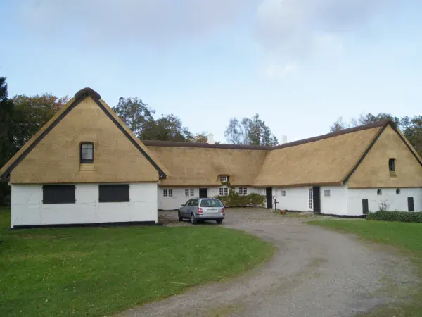 budynek-z-dachem-trzcinowym-8