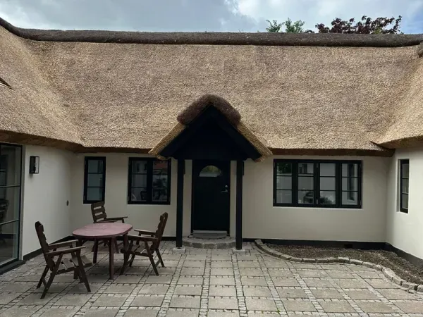 budynek-z-dachem-trzcinowym-80