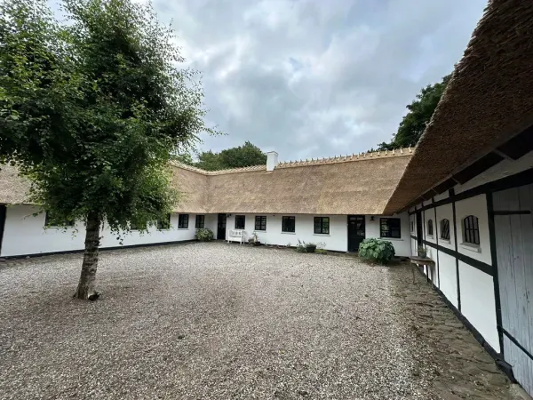 budynek-z-dachem-trzcinowym-81