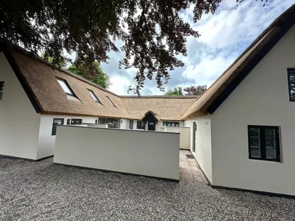 budynek-z-dachem-trzcinowym-82