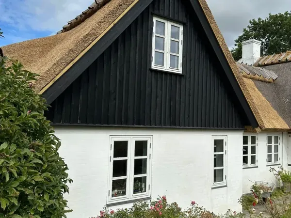 budynek-z-dachem-trzcinowym-83