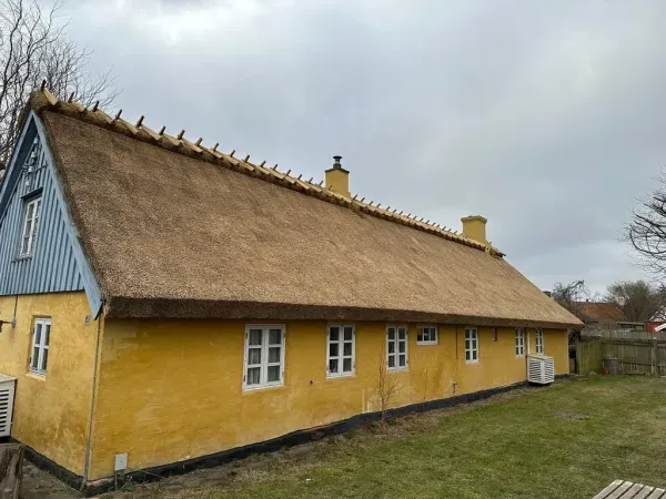 budynek-z-dachem-trzcinowym-87