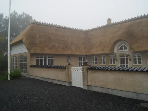 budynek-z-dachem-trzcinowym-9