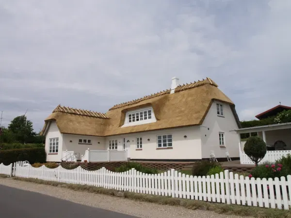 budynek-z-dachem-trzcinowym-96