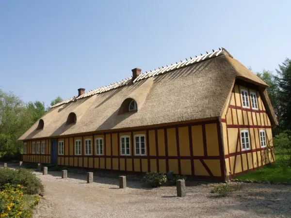 budynek-z-dachem-trzcinowym-97