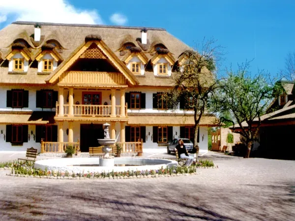 budynek-z-dachem-trzcinowym-98